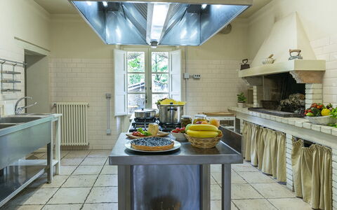 Villa la Corte 6: Cucina, Elettrodomestico Da Cucina, Controsoffitto, Soffitto, Interior Design, Pavimentazione, Mobilia, Illuminazione, Apparecchio Major, Cucina Stufa