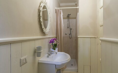 Villa la Corte 6: Bagno, Interior Design, Idraulico Fixture, Lavandino Del Bagno, Pavimentazione, Idraulico, Pavimento, Rubinetto, Camera, Lavello
