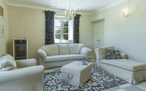 Villa la Corte 6: Mobilia, Interior Design, Parete, Divano, Pavimentazione, Pavimento, Soggiorno, Camera, Soffitto, Tessile