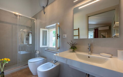 Villa Caterina 8: Idraulico Fixture, Bagno, Pavimentazione, Lavello, Interior Design, Lavandino Del Bagno, Pavimento, Rubinetto, Idraulico, Casa