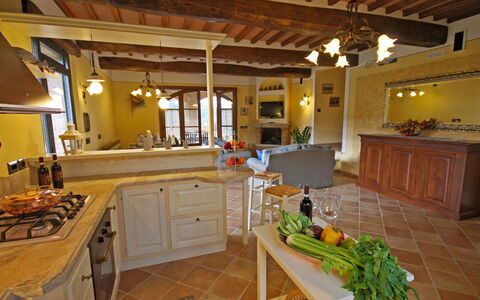 Le Terre di Nunzio 12: Mobilia, Interior Design, Pavimentazione, Legna, Pavimento, Cucina, Sedia, Controsoffitto, Tavolo, Soffitto