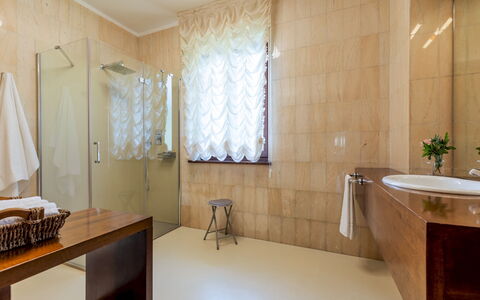 Villa Costanza 6: Pavimentazione, Pavimento, Interior Design, Parete, Idraulico Fixture, Bagno, Soffitto, Idraulico, Rubinetto, Illuminazione
