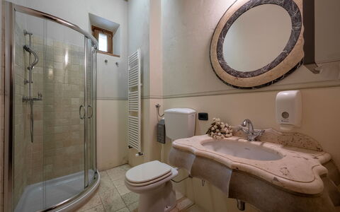 Podere Bellaria 18+2: Interior Design, Pavimentazione, Pavimento, Mobilia, Idraulico Fixture, Bagno, Camera, Illuminazione, Rubinetto, Soffitto