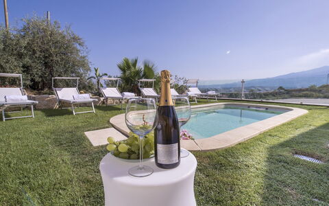 Villa Aura 6: Paesaggio, Collina, Ricorrere, Piscina, Catena Montuosa, Mobili Da Esterno, Landscaping, Eco Hotel, Lettino, Resort Citta '