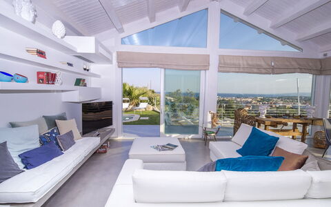 Villa Aura 6: Mobilia, Interior Design, Divano, Pavimentazione, Soffitto, Soggiorno, Sedia, Pavimento, Casa, Tavolo