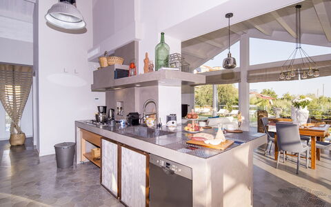 Villa Aura 6: Cucina, Mobilia, Interior Design, Pavimentazione, Controsoffitto, Casa, Soffitto, Pavimento, Sedia, Illuminazione