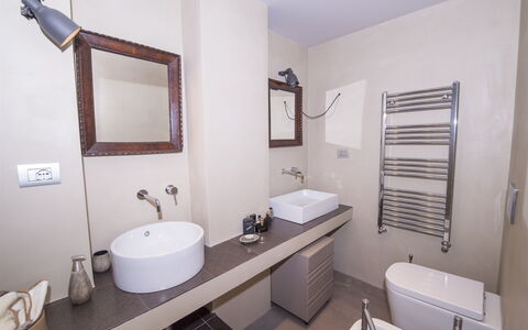 Villa Aura 6: Bagno, Lavandino Del Bagno, Idraulico Fixture, Pavimentazione, Lavello, Interior Design, Pavimento, Parete, Rubinetto, Specchio