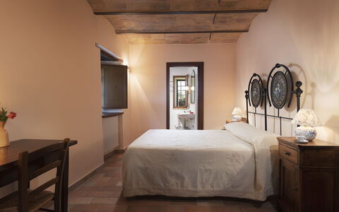 Villa di Morice 14: Mobilia, Parete, Pavimentazione, Camera Da Letto, Interior Design, Pavimento, Letto, Soffitto, Illuminazione, Telaio Del Letto