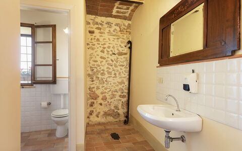 Villa di Morice 14: Parete, Pavimentazione, Idraulico Fixture, Pavimento, Interior Design, Porta, Bagno, Idraulico, Camera, Soffitto