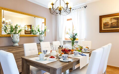 Villa Elena 9+1: Mobilia, Interior Design, Tavolo, Camera, Sala Da Pranzo, Pavimentazione, Cucina & Sala Da Pranzo Tavolo, Tessile, Cornice, Illuminazione