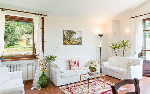 Villa Fabi 6+2: Mobilia, Pavimentazione, Interior Design, Divano, Soggiorno, Pavimento, Tavolo, Camera, Illuminazione, Sedia