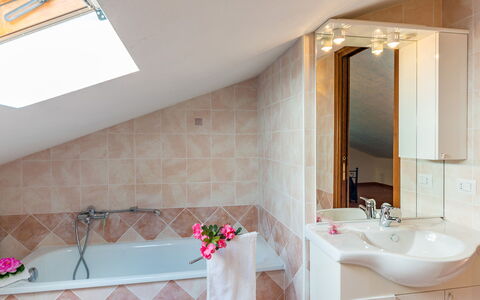 Villa Fabi 6+2: Idraulico Fixture, Interior Design, Pavimentazione, Soffitto, Bagno, Pavimento, Mobilia, Idraulico, Rubinetto, Illuminazione