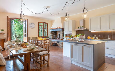 Villa Fiorentini 10: Mobilia, Interior Design, Pavimentazione, Cucina, Cabinetry, Sedia, Cucina & Sala Da Pranzo Tavolo, Tavolo, Controsoffitto, Soffitto