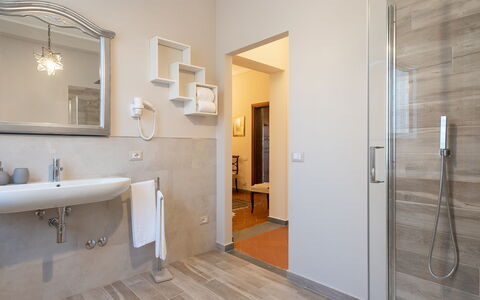 Villa Fiorentini 10: Pavimentazione, Pavimento, Interior Design, Camera, Mobilia, Illuminazione, Idraulico Fixture, Soffitto, Casa, Porta