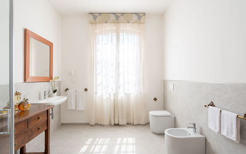 Villa Fiorentini 10: Parete, Pavimentazione, Idraulico Fixture, Pavimento, Interior Design, Bagno, Rubinetto, Idraulico, Lavello, Lavandino Del Bagno