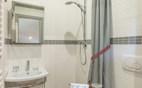Villa Il Cedro 10+1: Idraulico Fixture, Pavimentazione, Bagno, Pavimento, Interior Design, Idraulico, Rubinetto, Lavello, Doccia, Piastrella