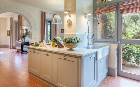 Villa Il Cedro 10+1: Cucina, Interior Design, Controsoffitto, Mobilia, Pavimentazione, Cabinetry, Elettrodomestico Da Cucina, Casa, Illuminazione, Rubinetto