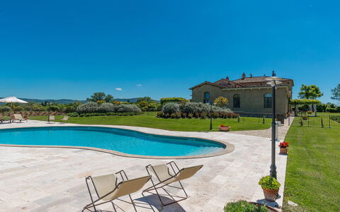 Villa le Chiarne 22: Cielo, Blu, Piscina, Estate, Mobili Da Esterno, Landscaping, Prato, Shade, Hacienda, Villa