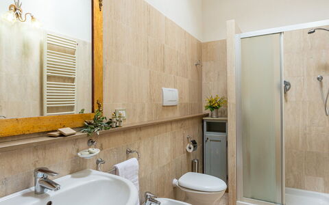 Villa le Chiarne 22: Pavimentazione, Interior Design, Pavimento, Idraulico Fixture, Legna, Lavello, Camera, Bagno, Lavandino Del Bagno, Illuminazione