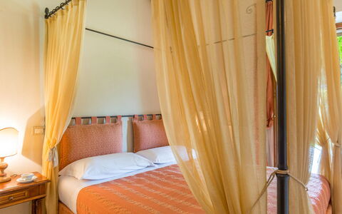 Villa le Chiarne 22: Mobilia, Interior Design, Camera Da Letto, Letto, Legna, Tessile, Illuminazione, Camera, Pavimento, Bedding