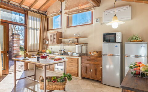 Villa le Chiarne 22: Cucina, Legna, Mobilia, Interior Design, Controsoffitto, Pavimentazione, Apparecchio Major, Casa, Elettrodomestico Da Cucina, Sedia