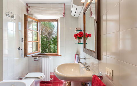 L'Alcova 8+2: Interior Design, Idraulico Fixture, Pavimentazione, Lavandino Del Bagno, Bagno, Pavimento, Casa, Rubinetto, Lavello, Camera