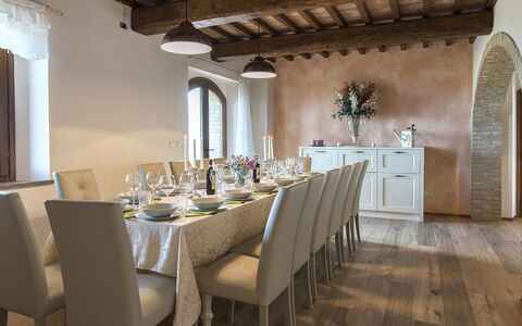 La Vecchia Fonte 15: Mobilia, Interior Design, Tavolo, Legna, Sala Da Pranzo, Pavimentazione, Sedia, Cucina & Sala Da Pranzo Tavolo, Soffitto, Camera