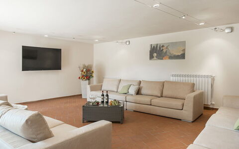 La Vecchia Fonte 15: Mobilia, Interior Design, Pavimentazione, Divano, Parete, Pavimento, Soffitto, Legna, Soggiorno, Camera