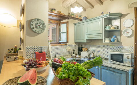 La Capannina 2+2: Mobilia, Interior Design, Cucina, Legna, Controsoffitto, Camera, Pavimentazione, Soffitto, Illuminazione, Cabinetry