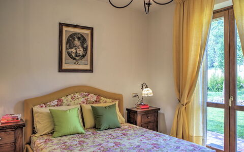 Villa Bella 8: Mobilia, Interior Design, Letto, Camera Da Letto, Legna, Lenzuolo, Bedding, Camera, Pavimento, Biancheria