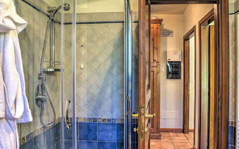 Villa Bella 8: Pavimentazione, Idraulico Fixture, Interior Design, Pavimento, Idraulico, Illuminazione, Porta, Bagno, Piastrella, Materiale Composito