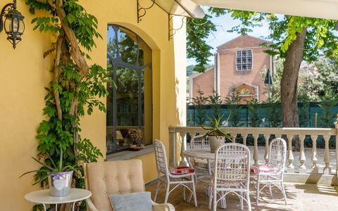 La Casa di Nanì 8: Mobilia, Portico, Porta, Sedia, Mobili Da Esterno, Casa, Vaso Di Fiori, Shade, Colonna, Pianta Della Casa