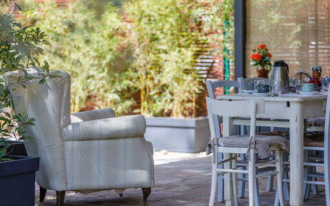 La Casa di Nanì 8: Mobilia, Sedia, Interior Design, Tavolo, Vaso Di Fiori, Camera, Mobili Da Esterno, Sala Da Pranzo, Pianta Della Casa, Cucina & Sala Da Pranzo Tavolo