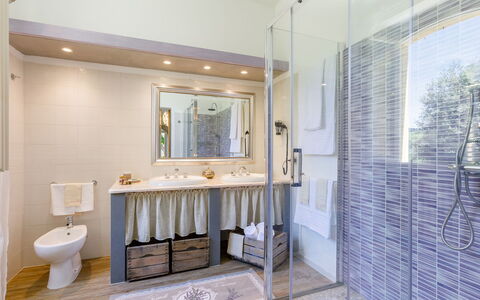 La Casa di Nanì 8: Pavimentazione, Interior Design, Idraulico Fixture, Pavimento, Bagno, Rubinetto, Lavello, Illuminazione, Casa, Idraulico