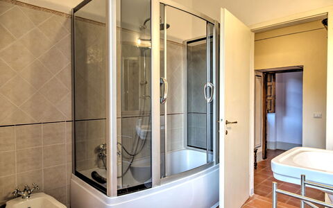 La Martinella 12: Idraulico Fixture, Bagno, Pavimentazione, Interior Design, Pavimento, Camera, Idraulico, Vasca Da Bagno, Rubinetto, Lavello