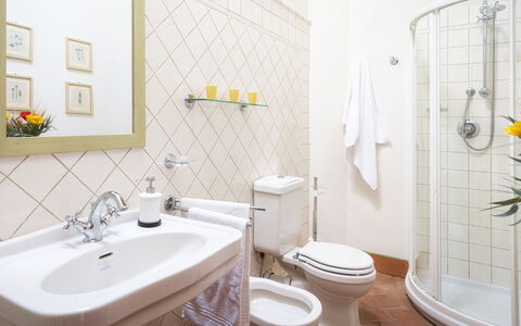 Villa Primo Sole 22: Interior Design, Bagno, Toilet Seat, Pavimentazione, Idraulico Fixture, Pavimento, Gabinetto, Lavandino Del Bagno, Lavello, Idraulico