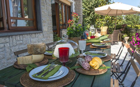 Villa Ombrosa 8: Mobilia, Tavolo, Sedia, Tavola, Interior Design, Cucina & Sala Da Pranzo Tavolo, Tovaglia, Sala Da Pranzo, Tavolo Esterno