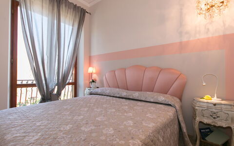 Villa Ombrosa 8: Mobilia, Letto, Camera Da Letto, Interior Design, Bedding, Lenzuolo, Biancheria, Camera, Pavimento, Tessile