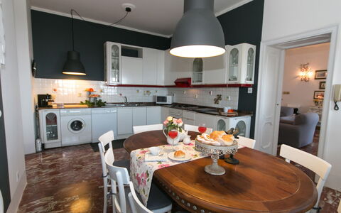 Villa Ombrosa 8: Mobilia, Interior Design, Pavimentazione, Cucina, Soffitto, Camera, Lampada, Sedia, Pavimento, Tavolo