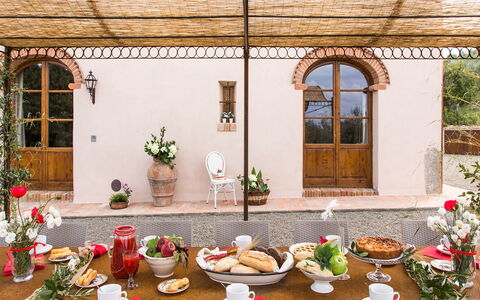 Dimora San Germano 14: Mobilia, Tavolo, Vaso Di Fiori, Sedia, Pianta Della Casa, Ristorante, Cucina & Sala Da Pranzo Tavolo, Cibo, Hacienda, Tovaglia