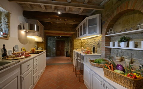 Torre la Ripa 8: Mobilia, Interior Design, Cucina, Pavimentazione, Legna, Controsoffitto, Pavimento, Soffitto, Cabinetry, Illuminazione