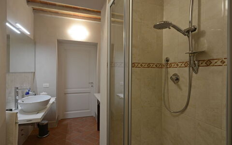 Torre la Ripa 8: Parete, Pavimentazione, Bagno, Idraulico Fixture, Pavimento, Interior Design, Legna, Lavandino Del Bagno, Soffitto, Camera