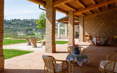 Ca' Pellicciano 8: Mobilia, Sedia, Portico, Mobili Da Esterno, Shade, Colonna, Eco Hotel, Giardino, Terrazza, Estate