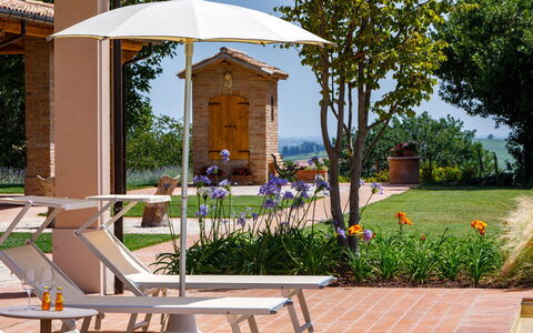 Ca' Pellicciano 8: Mobilia, Mobili Da Esterno, Ombrello, Sedia, Tavolo Esterno, Giardino, Shade, Vaso Di Fiori, Terrazza, Eco Hotel