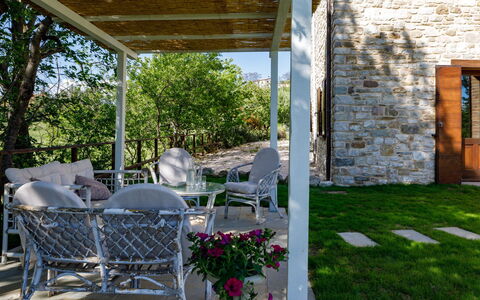 Villa Agostini 10: Mobilia, Sedia, Mobili Da Esterno, Casa, Giardino, Portico, Shade, Porta, Tavolo Esterno, Backyard