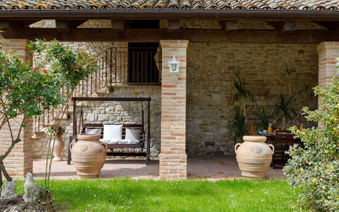 Villa Agostini 10: Vaso Di Fiori, Brick, Porta, Giardino, Flagstone, Pianta Della Casa, Mobili Da Esterno, Backyard, Landscaping