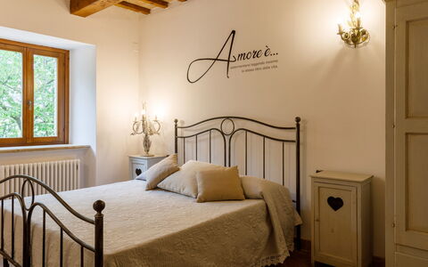 Villa Agostini 10: Letto, Mobilia, Bedding, Camera Da Letto, Interior Design, Lenzuolo, Parete, Legna, Pavimentazione, Pavimento