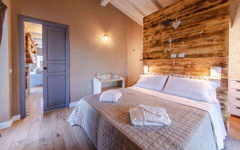 Cottage Violapo 6+2: Mobilia, Legna, Interior Design, Camera Da Letto, Pavimento, Pavimentazione, Casa, Letto, Illuminazione, Lenzuolo