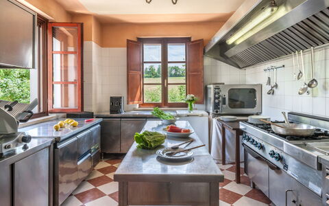 Tenuta Astolfi 12+3: Cucina, Elettrodomestico Da Cucina, Interior Design, Controsoffitto, Apparecchio Major, Pavimentazione, Casa, Mobilia, Cucina Stufa, Illuminazione