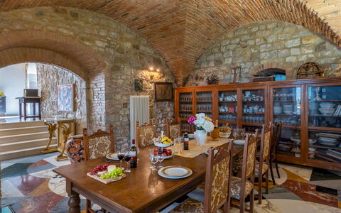 Torre al Poggio 8: Mobilia, Interior Design, Pavimentazione, Pavimento, Tavolo, Soffitto, Sedia, Illuminazione, Sala Da Pranzo, Cucina & Sala Da Pranzo Tavolo